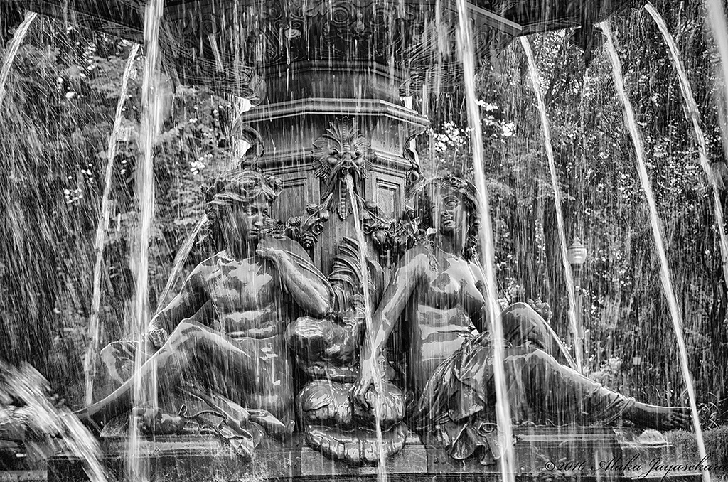 tournyfountainmono